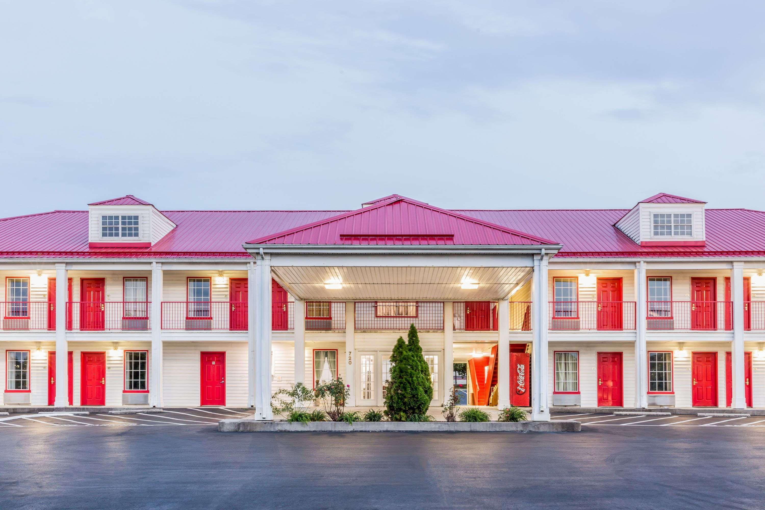 Отель Super 8 By Wyndham Clinton Экстерьер фото